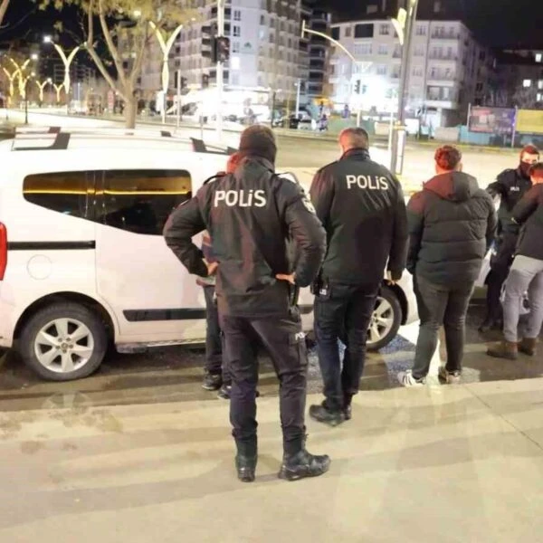 Polis memurlarına 'Dünkü çocuk musun?' diyen alkollü sürücüyü yakaladılar-14