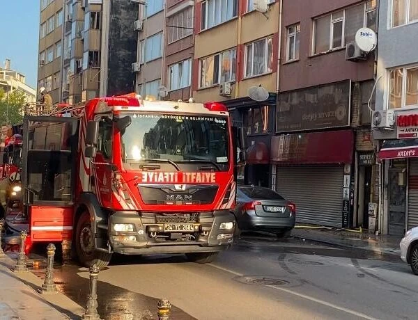 Polis ve itfaiye ekipleri cadde üzerinde