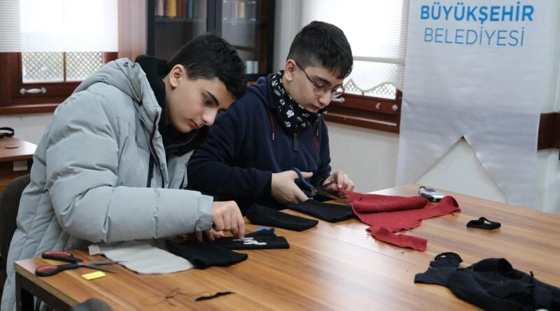 Sakarya Büyükşehir Belediyesi'nin SAMEK'i, Adapazarı Anadolu Lisesi Öğrencileri'ne Sanat ve Meslek Eğitimi Sunuyor 1