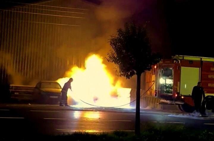 Sakarya Pamukova’da Sürücü Kontak Çevirerek Alev Topuna Dönüştüren Olay Yanıklanmış Kişiyle Itfaiye Ekipleri Arayışına Çağrıştı