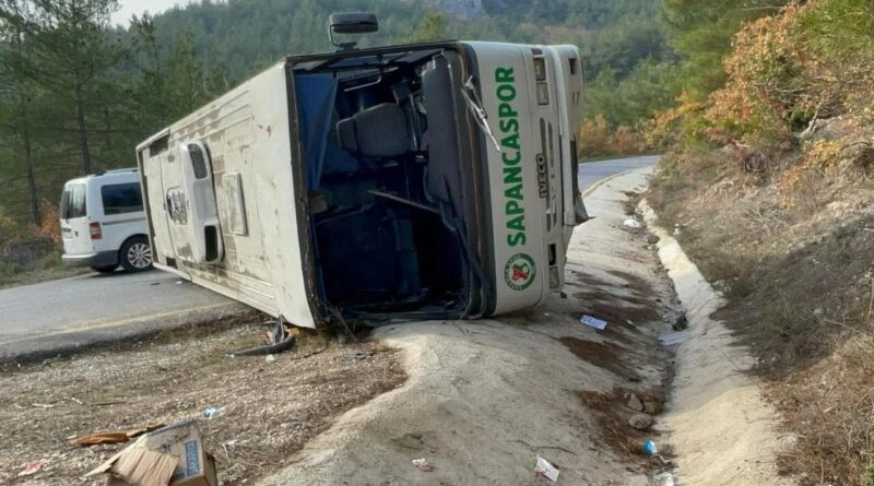 Sakarya’da Sapanca İlkokulu Midibüsü Devrilerek 9 Kişiyi Yarıldı 1