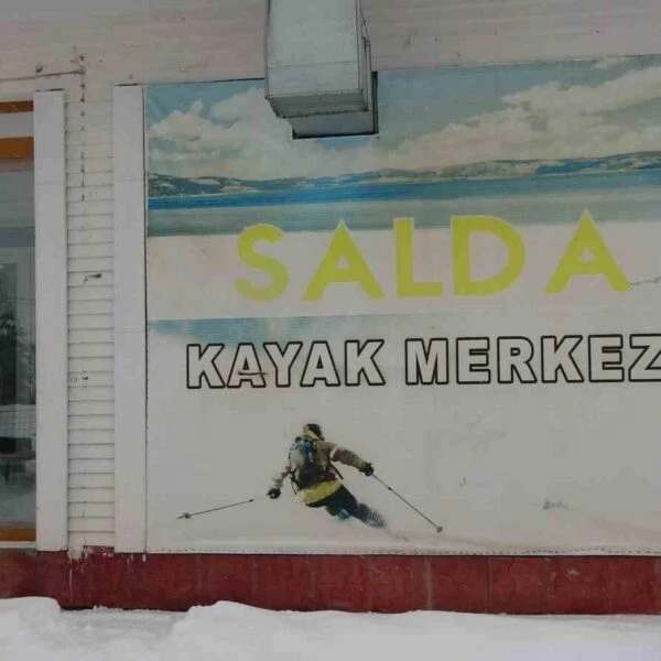 Salda Kayak Merkezi'nde karla kaplı pistler.-3