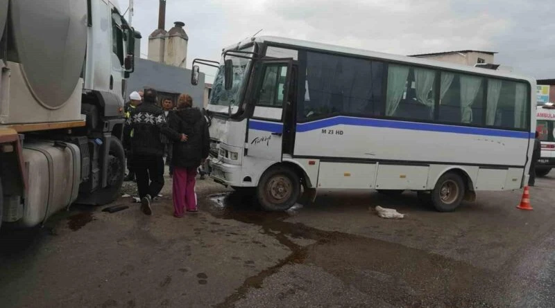 Salihli-Gördes Yolu Canlı Balık Mevkiinde Süt Kamyonu ile İşçi Servisi Çarpışması 9 Kişiyi Yaraladı 1