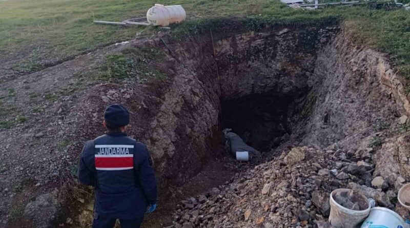 Samsun Atakta Jandarma Kaçak Kazıyı Ortaya Çıkarıp Malzemeleri Ele Gösterdi 1