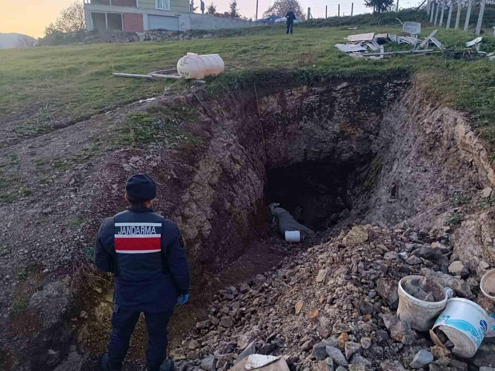 Samsun Atakta Jandarma Kaçak Kazıyı Ortaya Çıkarıp Malzemeleri Ele Gösterdi