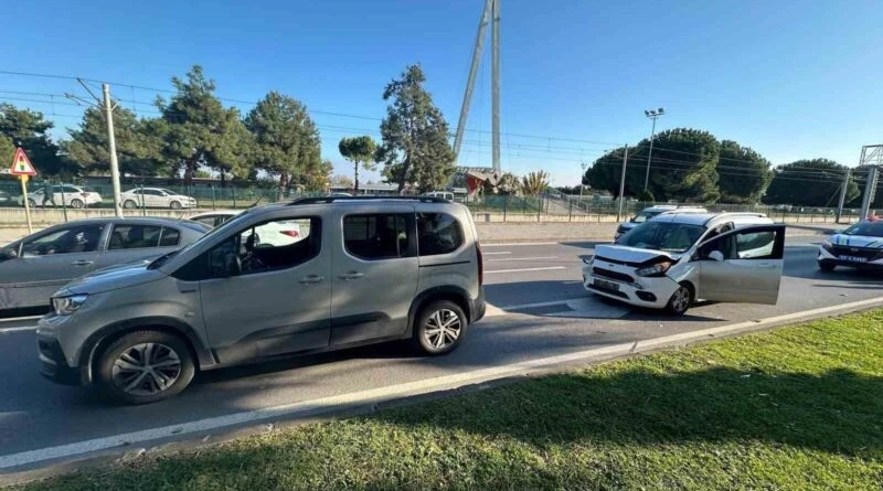 Samsun İlkadım'da Trafik Kazası: 55 AFU 424 Plakalı Hafif Ticari Araç 55 ADE 824 Plakalı Araça Arkadan Çarpıştı 1