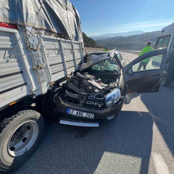 Samsun-Sinop yolu üzerinde meydana gelen otomobil-kamyon çatışması-2