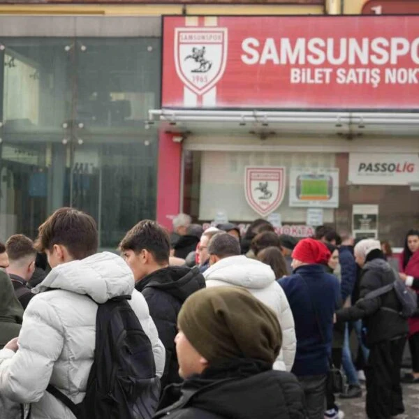 Samsunspor taraftarları bilet almak için uzun kuyruklar oluşturdu.-1