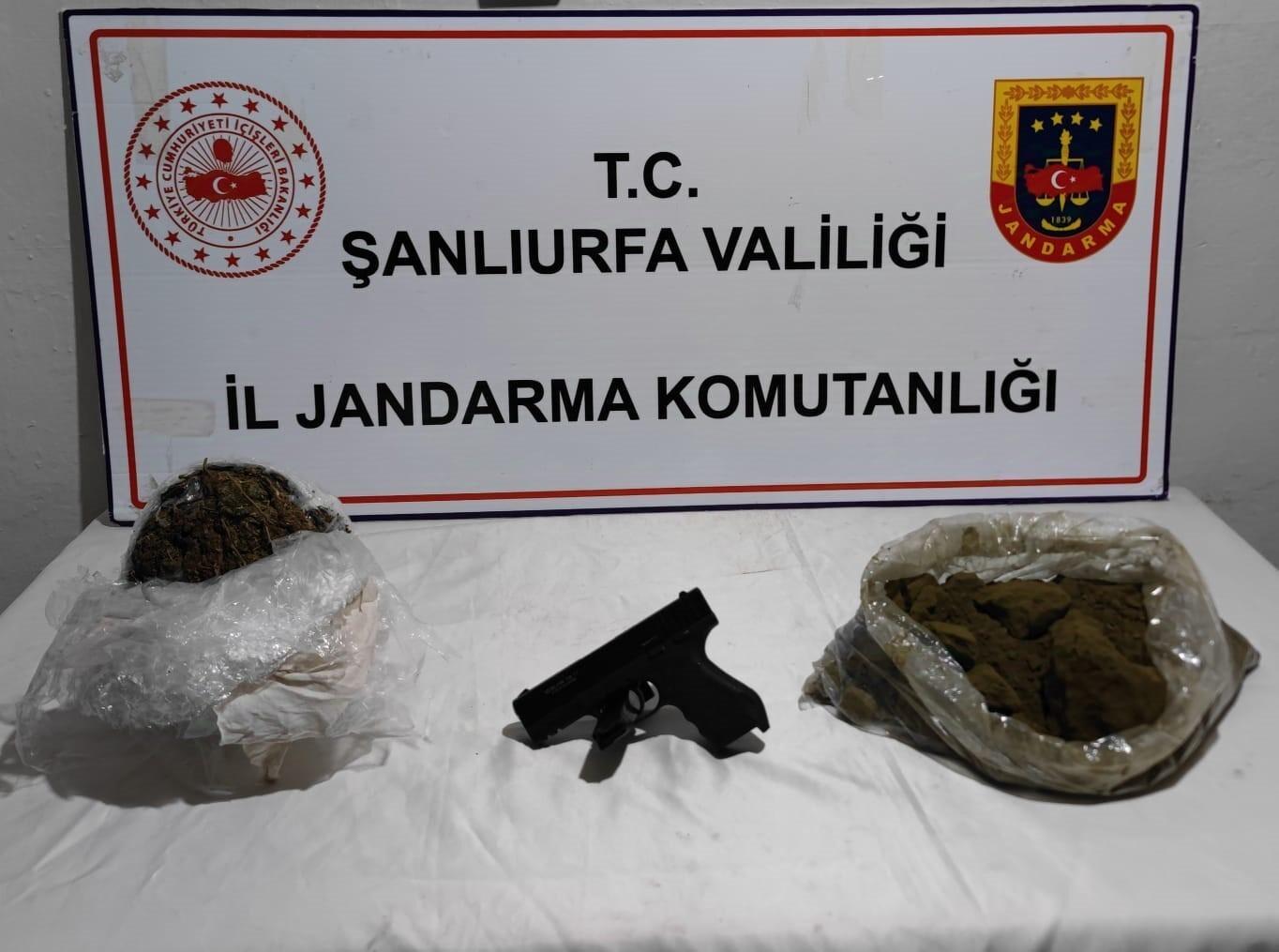 Şanlıurfa’da Siverek’te 3 Kişilik Grup Gözaltına Alındı, 3 Kilo Esrar Ve 1 Adet Ruhsatsız Tabanca Ele geçirildi