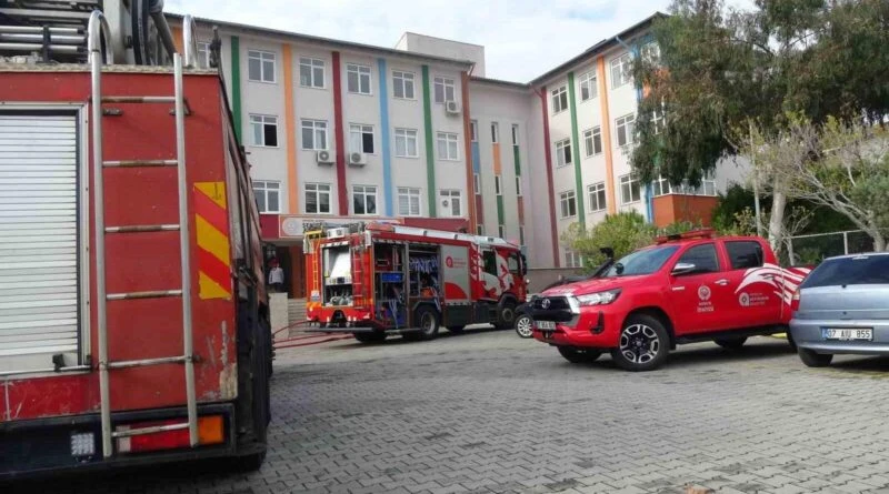 Şehit Abdullah Ümit Sercan Anadolu Lisesi'nde Kazan Dairesinde Yangın: Alanya, 12.00 Sıralarında Meydana Geldi 1