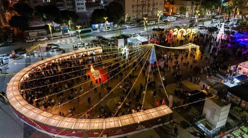 Şehzadeler ve Manisa Büyükşehir Belediyeleri'nin iş birliğiyle Cumhuriyet Meydanı'nda açılan Yeni Yıl Panayırı 23-29 Aralık tarihleri arasında keyifli aktivitelerle vatandaşları bekliyor 1