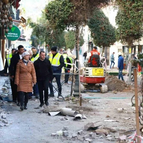 Selçuk Belediye Başkanı Filiz Ceritoğlu Sengel, doğalgaz ve altyapı çalışmaları sırasında vatandaşlarla görüşüyor.-1