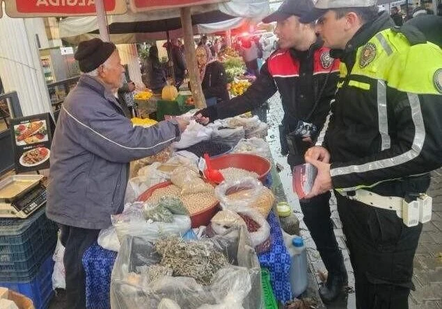 Selçuk İlçe Emniyet Müdürlüğü Pazarcı Esnafına ve Vatandaşlara Uyarı ve Bilgilendirme Yaptı 1