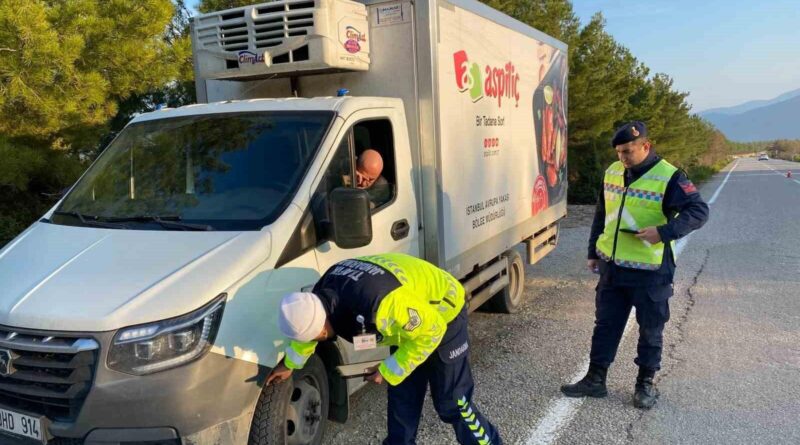 Sinop'ta Jandarma Kış Lastiği Denetimi Yapıyor: Sürücülere Bilinçlendirme Kampanyası 1