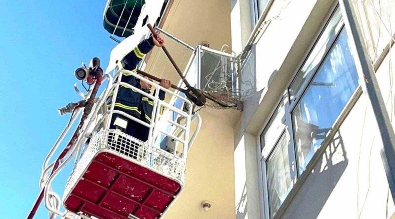 Sinop’ta Itfaiye Ekipleri 4. Kat Balkonudan Kopan Beton Parçasını Söktü 1