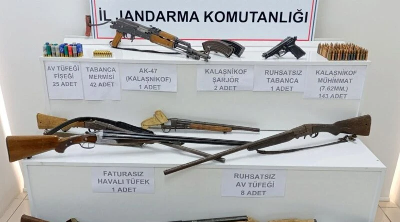 Sivas'ta Jandarma Operasyonunda 3 Kişi Yakalandı ve Çeşitli Tüfekler ve Mühimmat El Kediler 1