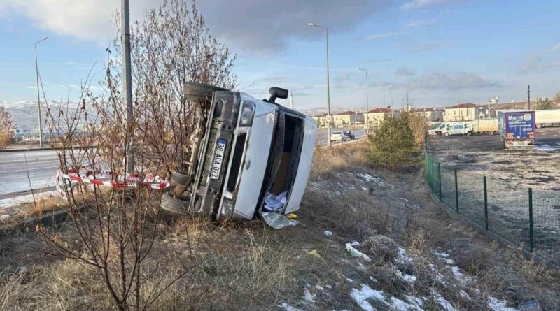 Sivas'ta Su Yüklü Minibüs Buzlanma Nedeni İle Yan Yattı 1