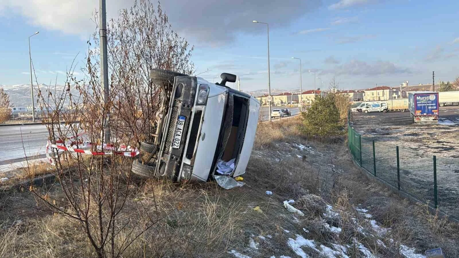 Sivas’ta Su Yüklü Minibüs Buzlanma Nedeni İle Yan Yattı