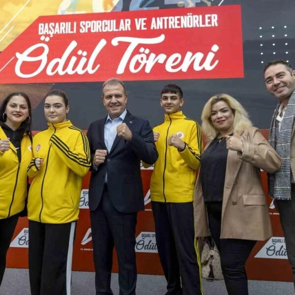 Sporcular ve antrenörlere ödül veren Mersin Büyükşehir Belediyesi-3