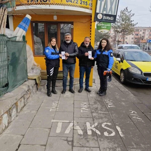 Taksi sürücülerine güvenlik konusunda bilgi veren polis memurları-3