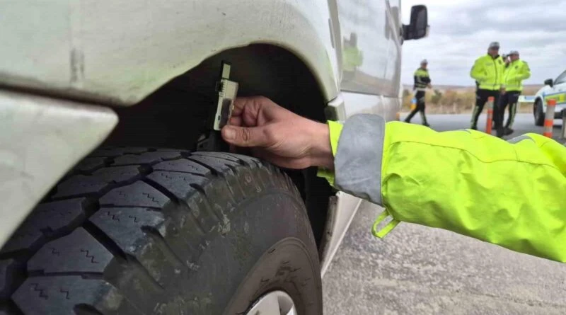 Tekirdağ'da Süleymanpaşa Otobüs Terminalinde Kış Lastiği Denetimi: Trafik Ekipleri Yolcuları ve Şoförleri Bilgilendiriyor 1