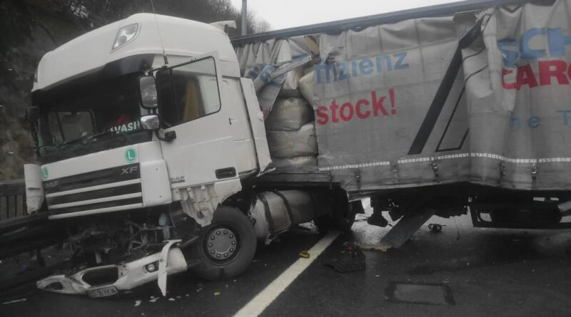 TEM Otoyolu'nun Bolu Dağı Tüneli'nde Tır Kaza Sonucu Yol Kapatması 1