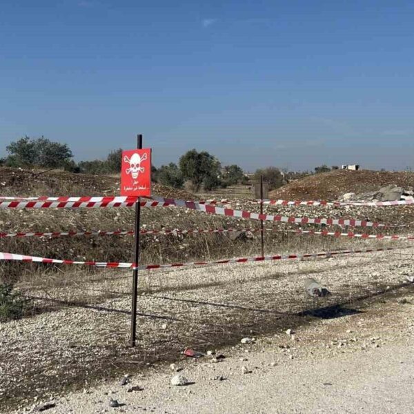 Terör örgütü PKK/YPG’nin Tel Rıfat’ta yollara döşediği bombalar temizleniyor-resim-1