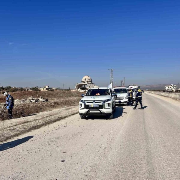 Terör örgütü PKK/YPG’nin Tel Rıfat’ta yollara döşediği bombalar temizleniyor-resim-2