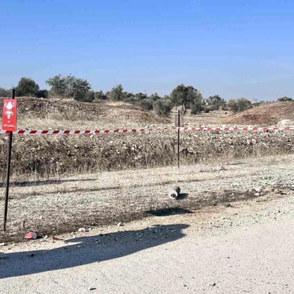 Terör örgütü PKK/YPG’nin Tel Rıfat’ta yollara döşediği bombalar temizleniyor-resim-3