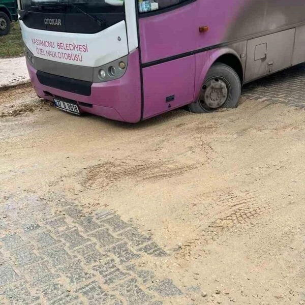 Tosya yolu üzerinde toprağa saplanan halk otobüsü ve tepki gösteren yolcular