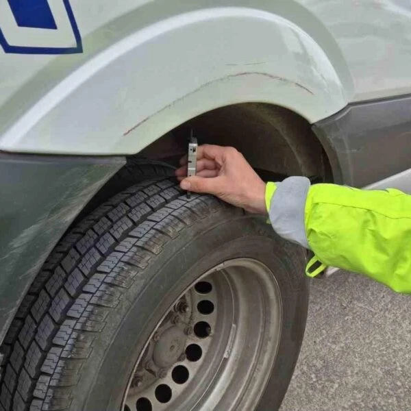 Trafik denetleme ekipleri kış lastiği bilgilendirmesi yapar-2