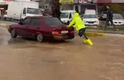 Trafik Ekipleri Vatandaşların Güvenliği İçin Yol Krizinde Çalışıyor