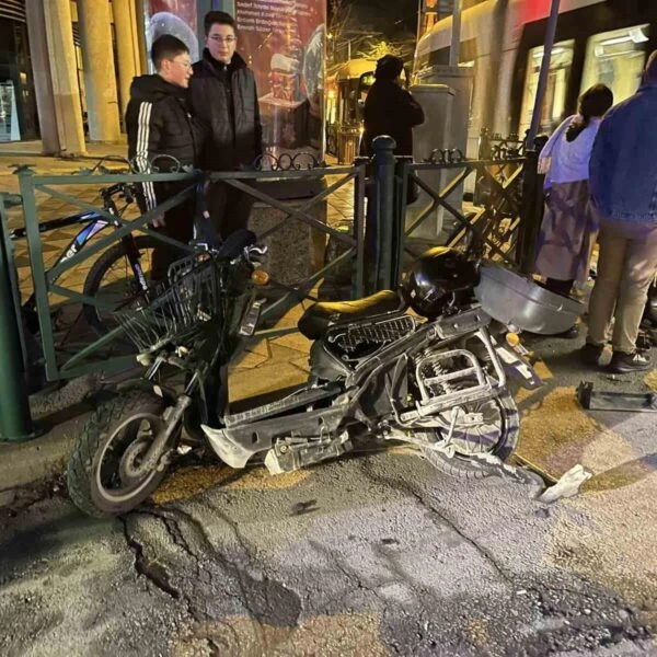 Trafik kazası sonucu tramvay seferlerinde aksama-1