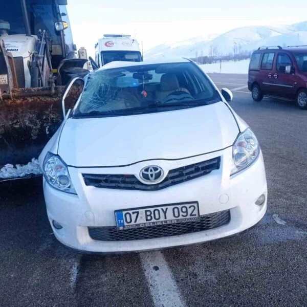 Trafik kazasında otomobil ve iş makinasının çarpıştığı görüntü-1