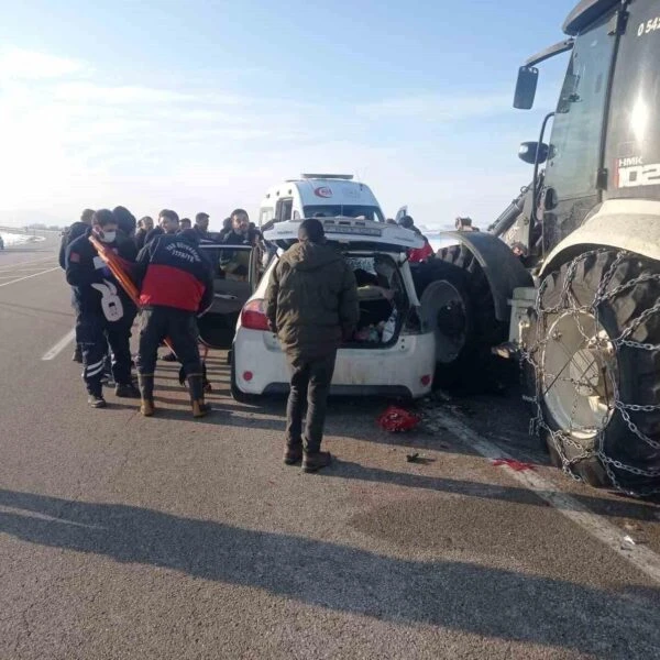 Trafik kazasında otomobil ve iş makinasının çarpıştığı görüntü-3