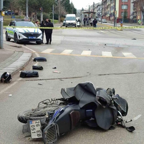 Trafik kazasında yaralanan motosiklet sürücüsü ambulansla kaldırılıyor-2