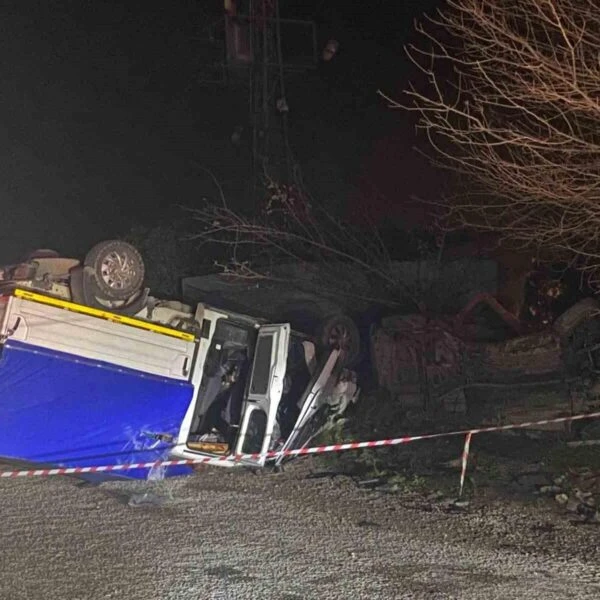 Trafik kazasında yaralananlar ambulansla hastaneye taşınıyor-2