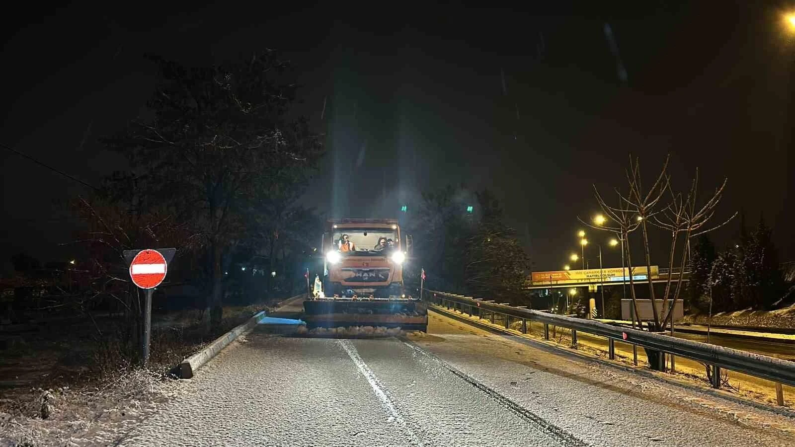 Uşak’ta Şiddetli Kar Yağışı, Ekipler Kar Küreme ve Tuzlama Yapıyor