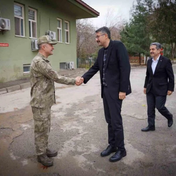 Vali Çelik ve Ekici'nin, bölgedeki terörle mücadele operasyonları hakkında bilgi aldıkları an-2