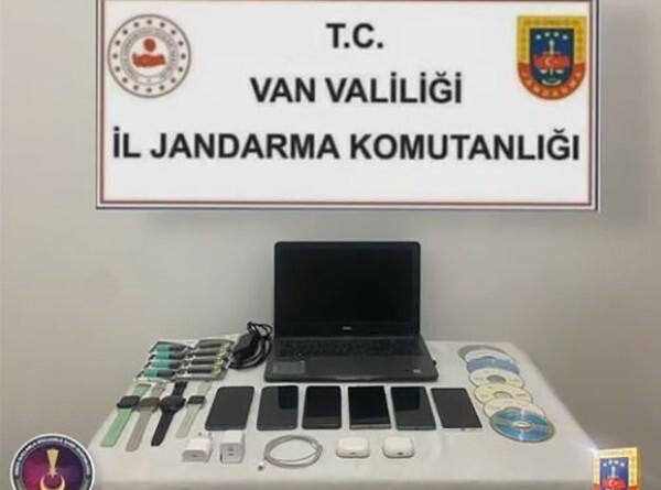 Van Erciş'te Kayıt Dışı Telefonlara IMEI Klonlaması Yapan İş Yerine Yapılan Operasyonda 28 Kasım'da 1 Şüpheli Gözaltına Alınarak 28 Kasım'da Cep Telefonları ve Dijital Materyaller Ele geçirildi 1