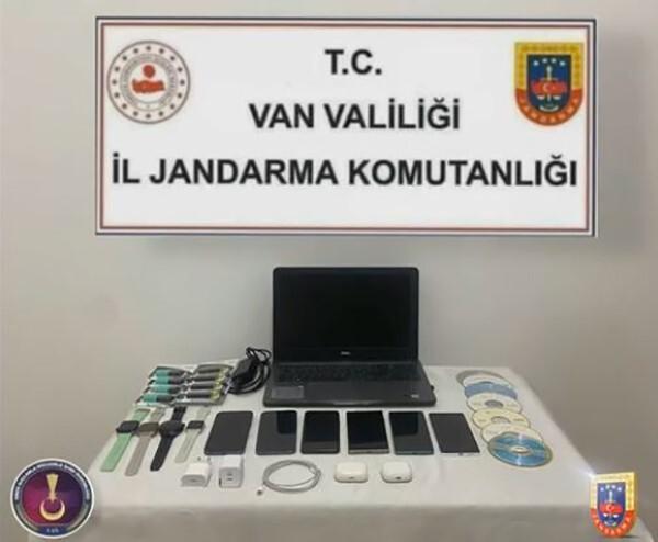 Van Erciş’te Kayıt Dışı Telefonlara IMEI Klonlaması Yapan İş Yerine Yapılan Operasyonda 28 Kasım’da 1 Şüpheli Gözaltına Alınarak 28 Kasım’da Cep Telefonları ve Dijital Materyaller Ele geçirildi