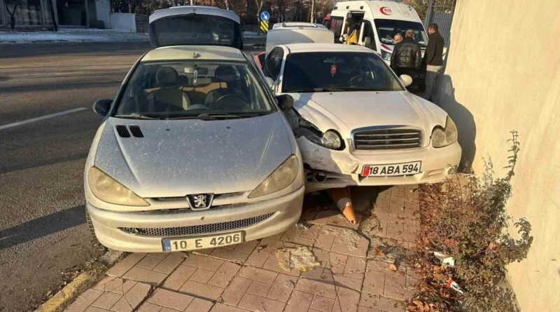 Van İpekyolu'da İki Araç Arası Trafikkaza: Hyundai ile Peugeot Çarpışması Sürücüyü Hafif Yaraladı 1