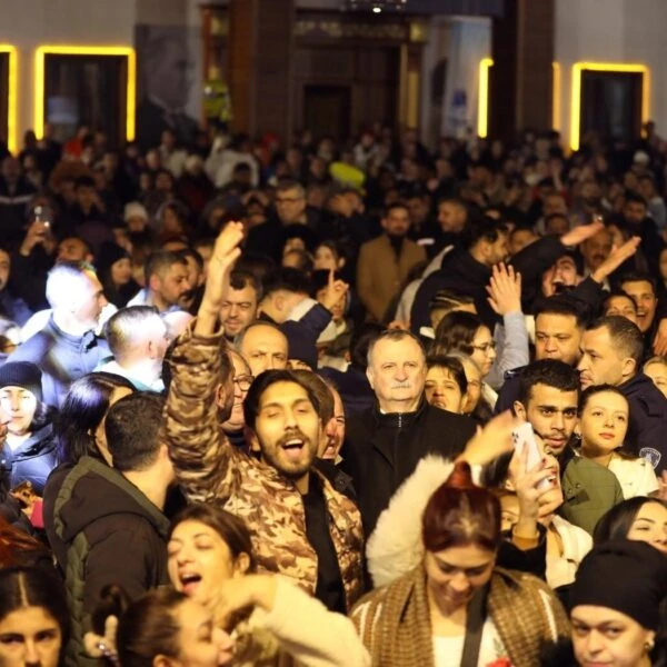 Vatandaşlar Roman Gecesi'nde Alpay Altan ve Orkestrası'nın konserini izler.-2