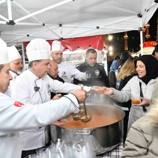 Vatandaşlar Roman Gecesi'nde Alpay Altan ve Orkestrası'nın konserini izler.-4