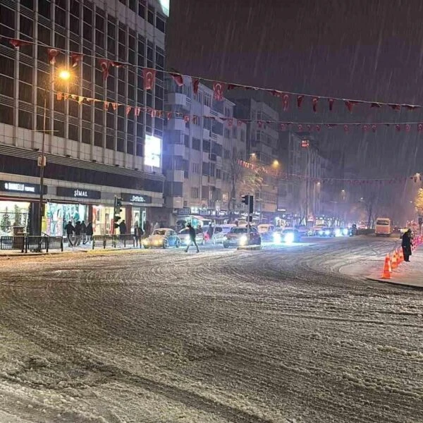 Vatandaşların kartopu oynadığı bir sahne-13