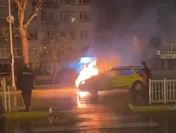 Yalova'da Cengiz Koçal Caddesi'nde Hareket Halindeki Takside Çıkan Yangın Itfaiye Ekipleri Tarına Söndürüldü 1