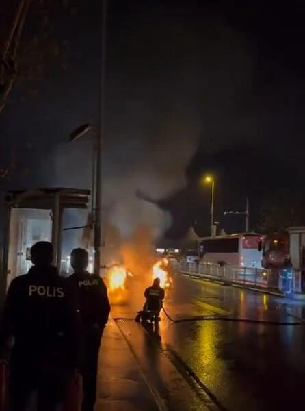 yalova'da hareket halindeki takside çıkan yangın-1