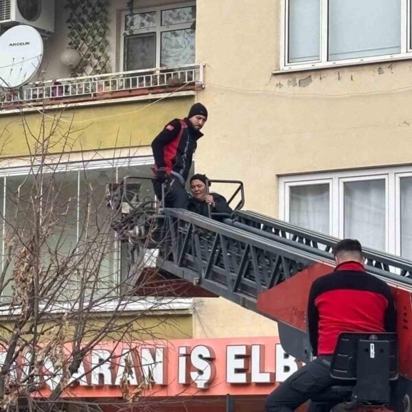 Yangın çıkmasından dolayı zarar görmüş bir daire-3