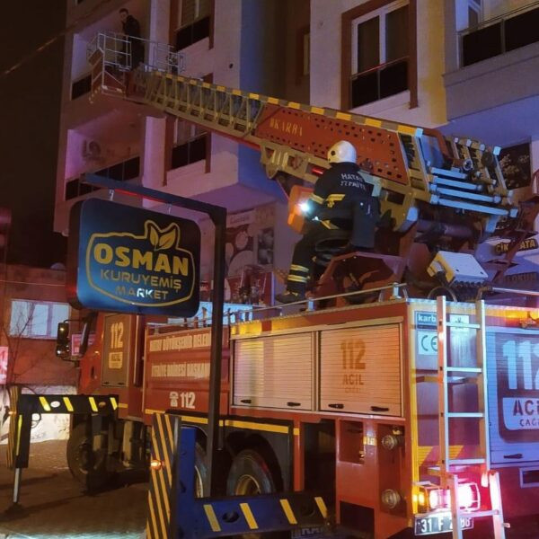 Yangınla mücadele eden itfaiye ekipleri.
