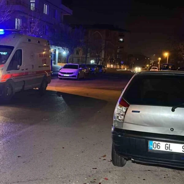 Yaralanan sürücü ve eşinin ambulansla kaldırılması